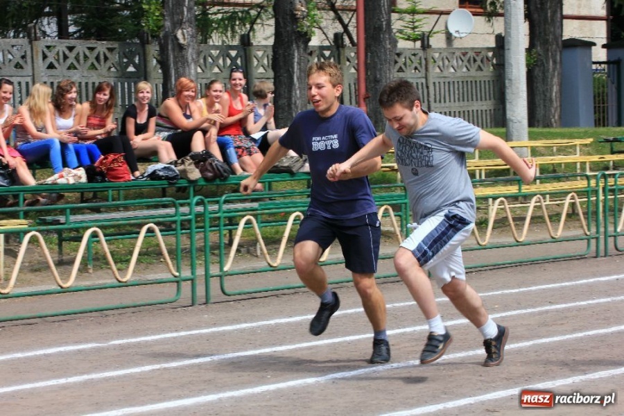 Zdjęcie w galerii na portalu naszraciborz.pl: Rzucali oponami na stadionie PWSZ wiadomości z regionu