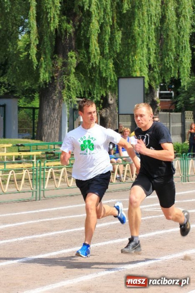 Zdjęcie w galerii na portalu naszraciborz.pl: Rzucali oponami na stadionie PWSZ wiadomości z regionu