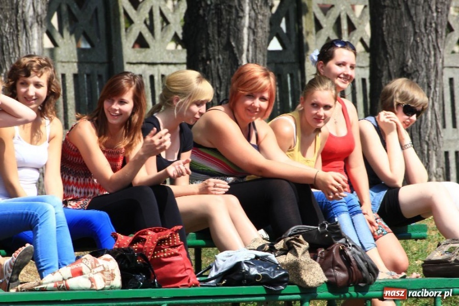 Zdjęcie w galerii na portalu naszraciborz.pl: Rzucali oponami na stadionie PWSZ wiadomości z regionu