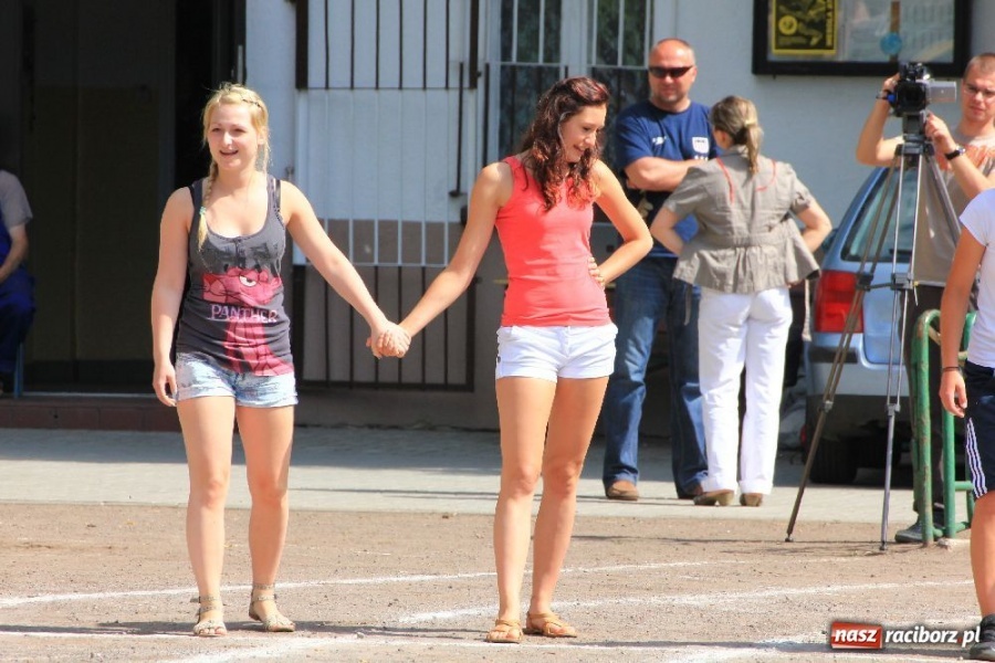 Zdjęcie w galerii na portalu naszraciborz.pl: Rzucali oponami na stadionie PWSZ wiadomości z regionu