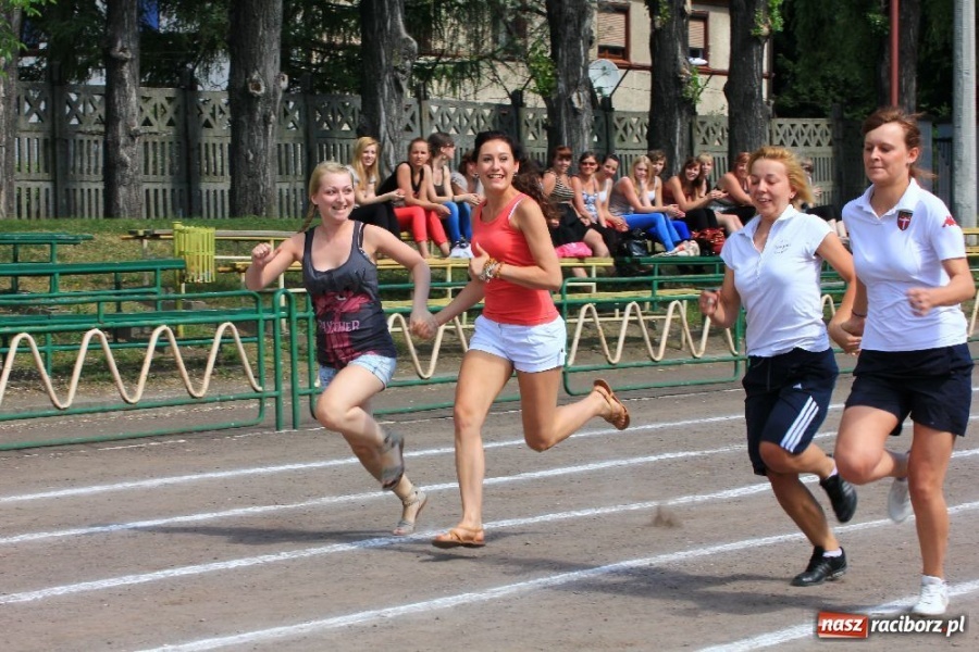 Zdjęcie w galerii na portalu naszraciborz.pl: Rzucali oponami na stadionie PWSZ wiadomości z regionu