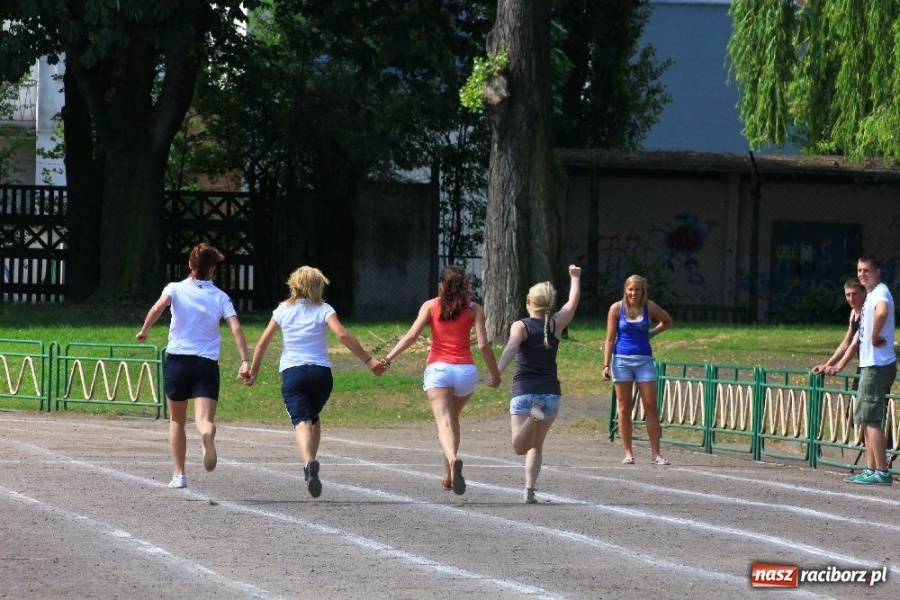 Zdjęcie w galerii na portalu naszraciborz.pl: Rzucali oponami na stadionie PWSZ wiadomości z regionu