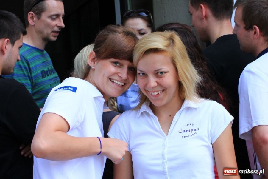 Zdjęcie w galerii na portalu naszraciborz.pl: Rzucali oponami na stadionie PWSZ wiadomości z regionu