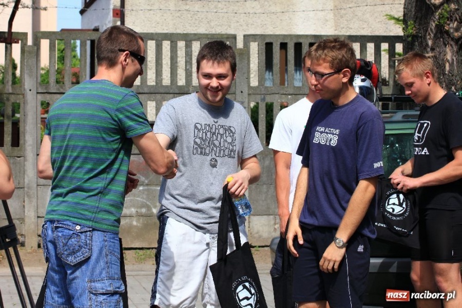 Zdjęcie w galerii na portalu naszraciborz.pl: Rzucali oponami na stadionie PWSZ wiadomości z regionu