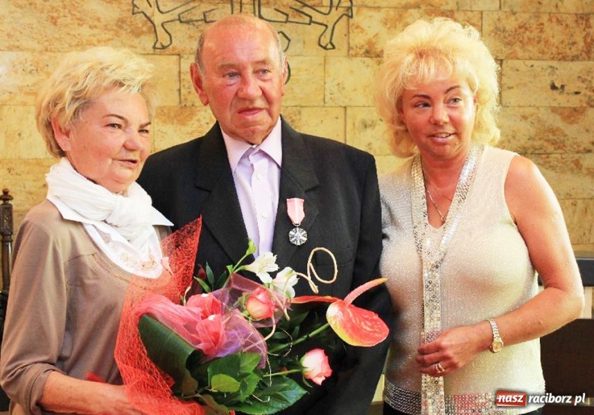 Zdjęcie w galerii na portalu naszraciborz.pl: Otrzymali medale za 50 lat miłości wiadomości z regionu
