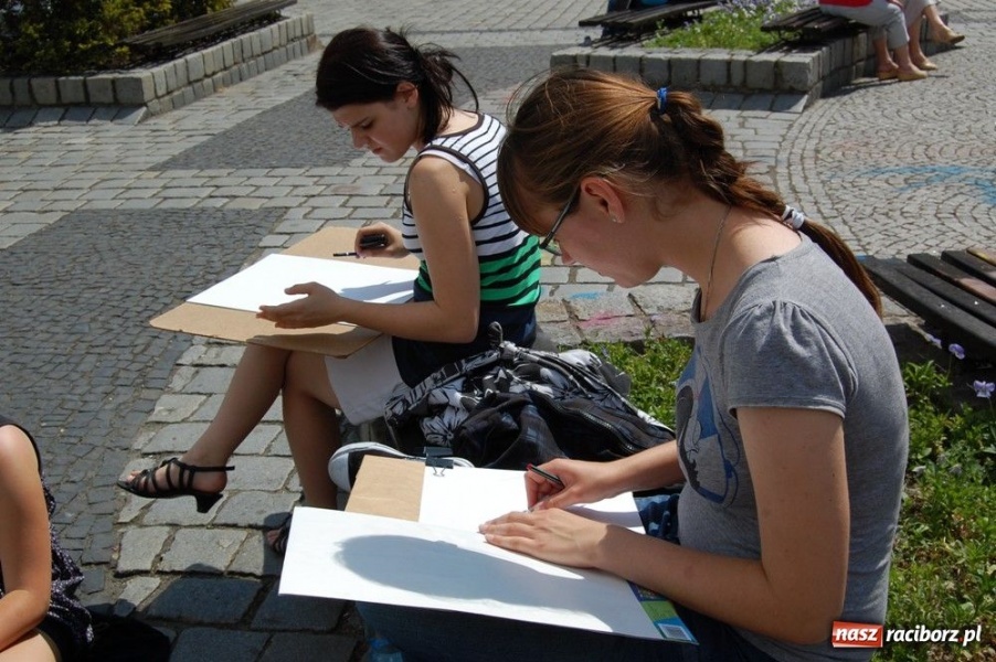 Zdjęcie w galerii na portalu naszraciborz.pl: Uczniowie liceum plastycznego w plenerze wiadomości z regionu