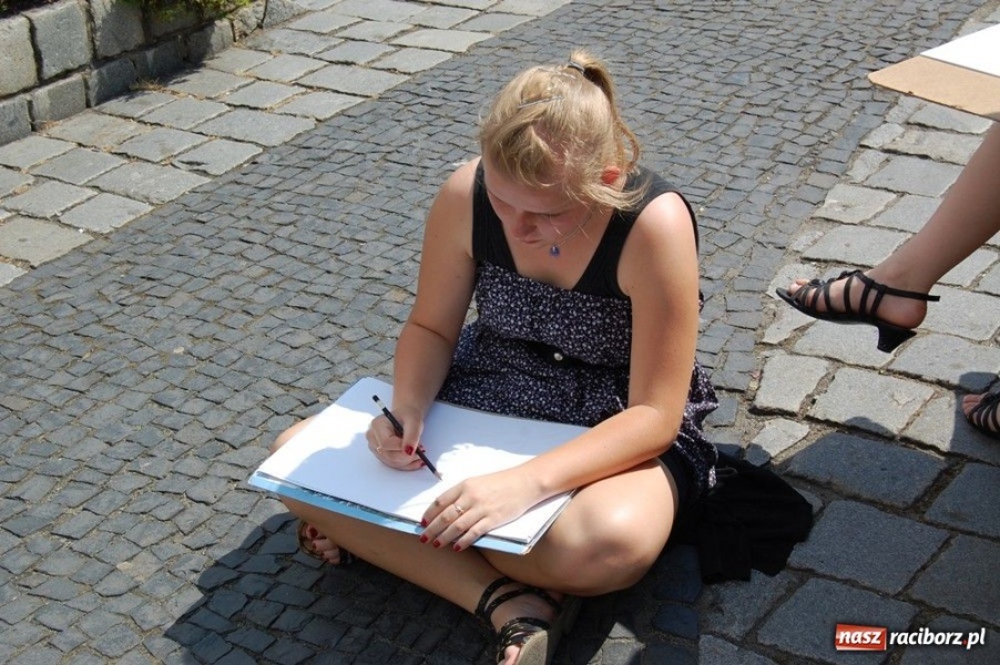 Zdjęcie w galerii na portalu naszraciborz.pl: Uczniowie liceum plastycznego w plenerze wiadomości z regionu