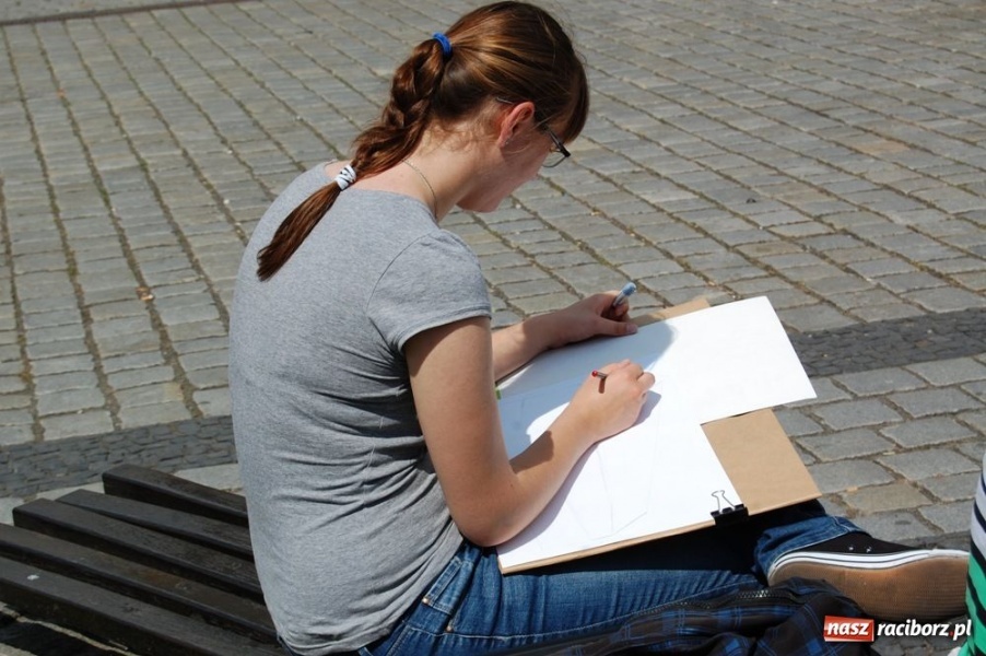 Zdjęcie w galerii na portalu naszraciborz.pl: Uczniowie liceum plastycznego w plenerze wiadomości z regionu
