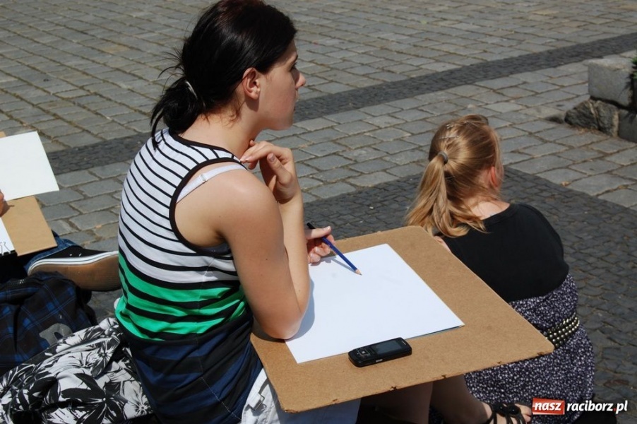 Zdjęcie w galerii na portalu naszraciborz.pl: Uczniowie liceum plastycznego w plenerze wiadomości z regionu
