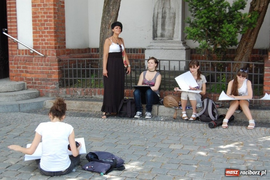 Zdjęcie w galerii na portalu naszraciborz.pl: Uczniowie liceum plastycznego w plenerze wiadomości z regionu