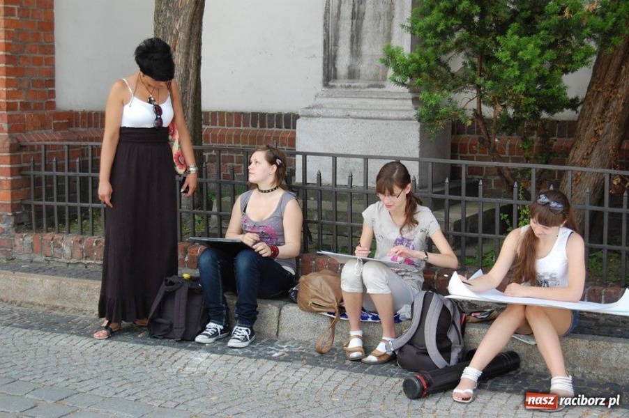 Zdjęcie w galerii na portalu naszraciborz.pl: Uczniowie liceum plastycznego w plenerze wiadomości z regionu