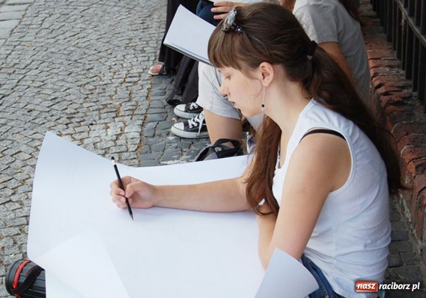 Zdjęcie w galerii na portalu naszraciborz.pl: Uczniowie liceum plastycznego w plenerze wiadomości z regionu