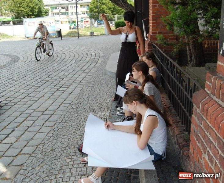 Zdjęcie w galerii na portalu naszraciborz.pl: Uczniowie liceum plastycznego w plenerze wiadomości z regionu
