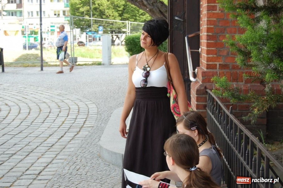 Zdjęcie w galerii na portalu naszraciborz.pl: Uczniowie liceum plastycznego w plenerze wiadomości z regionu