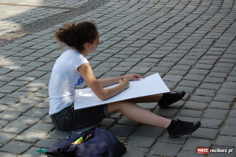 Zdjęcie w galerii na portalu naszraciborz.pl: Uczniowie liceum plastycznego w plenerze wiadomości z regionu