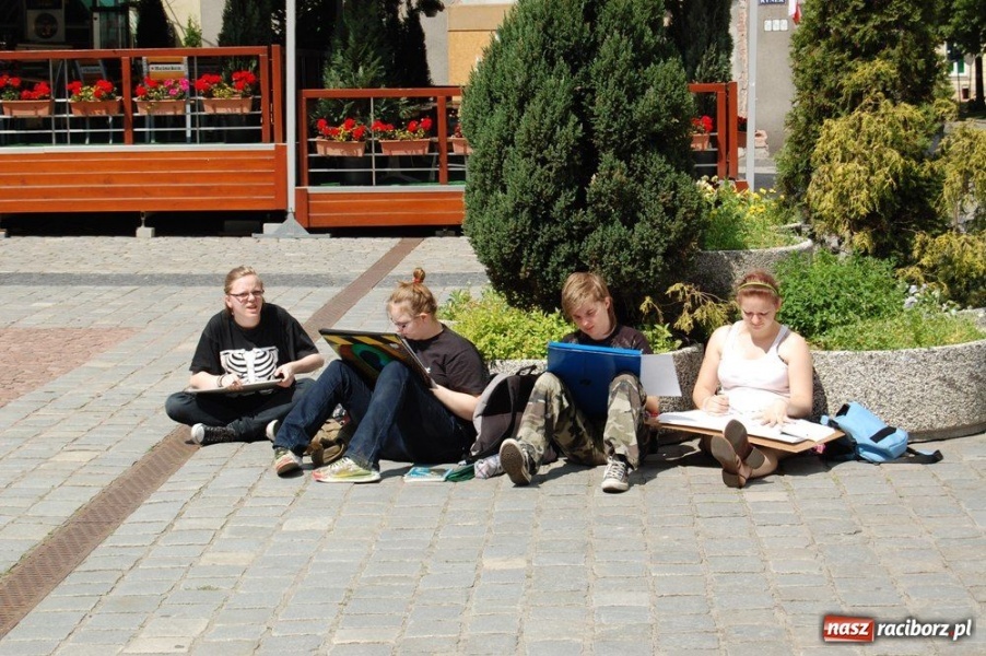 Zdjęcie w galerii na portalu naszraciborz.pl: Uczniowie liceum plastycznego w plenerze wiadomości z regionu