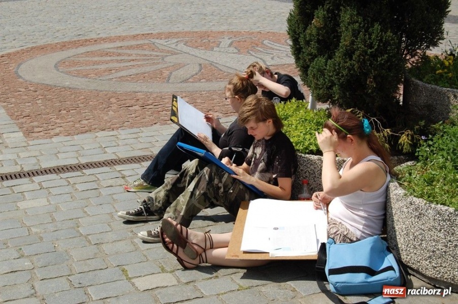 Zdjęcie w galerii na portalu naszraciborz.pl: Uczniowie liceum plastycznego w plenerze wiadomości z regionu