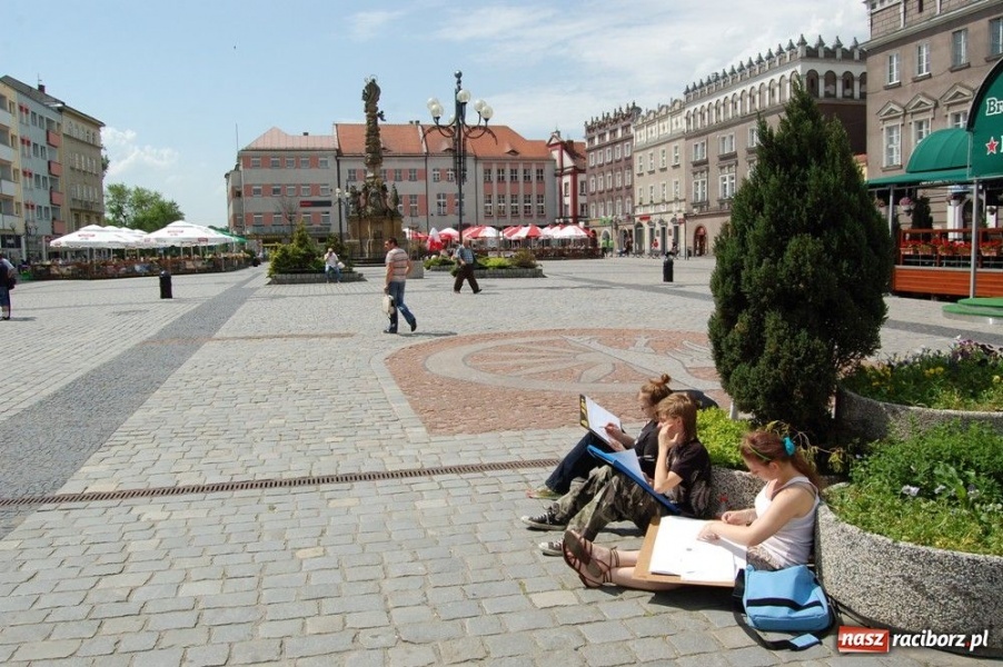 Zdjęcie w galerii na portalu naszraciborz.pl: Uczniowie liceum plastycznego w plenerze wiadomości z regionu
