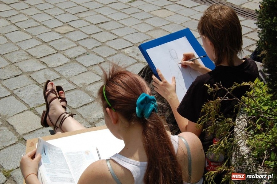 Zdjęcie w galerii na portalu naszraciborz.pl: Uczniowie liceum plastycznego w plenerze wiadomości z regionu