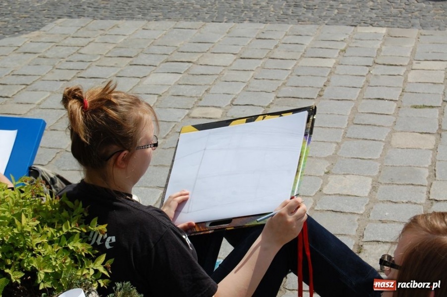 Zdjęcie w galerii na portalu naszraciborz.pl: Uczniowie liceum plastycznego w plenerze wiadomości z regionu