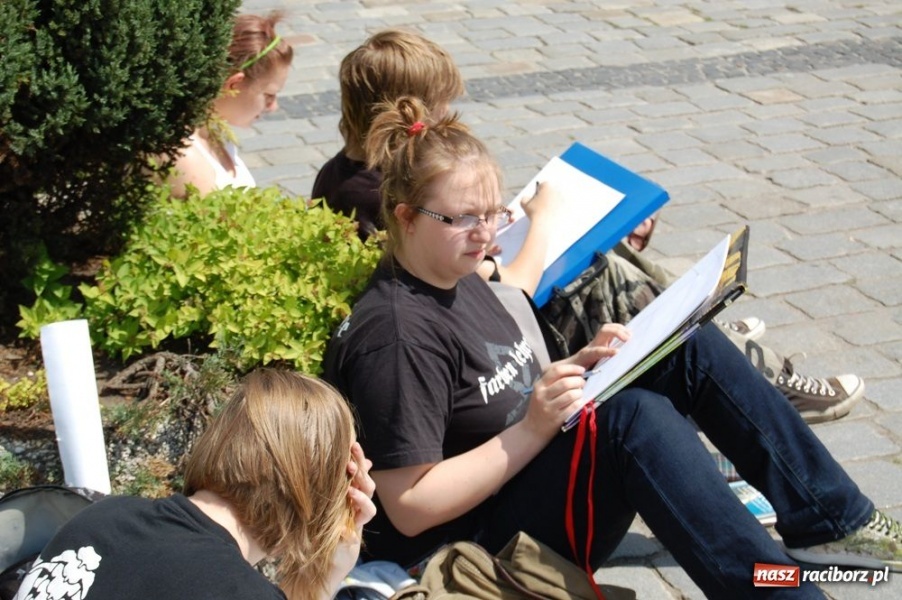 Zdjęcie w galerii na portalu naszraciborz.pl: Uczniowie liceum plastycznego w plenerze wiadomości z regionu