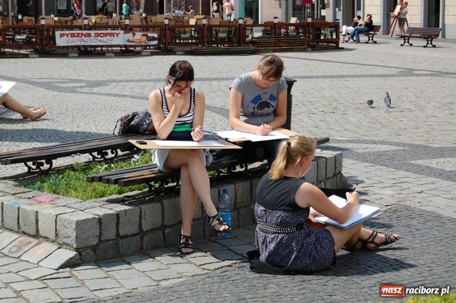 Zdjęcie w galerii na portalu naszraciborz.pl: Uczniowie liceum plastycznego w plenerze wiadomości z regionu