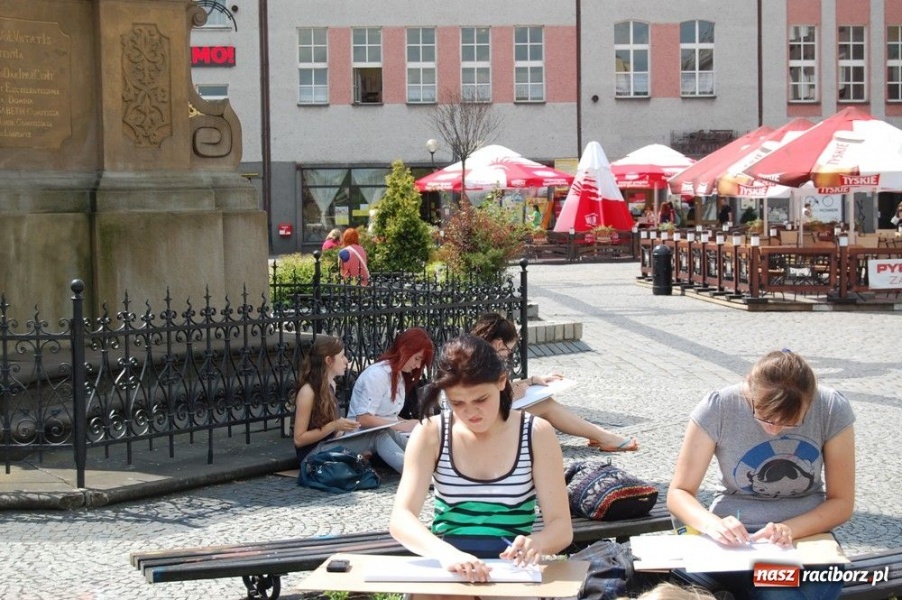 Zdjęcie w galerii na portalu naszraciborz.pl: Uczniowie liceum plastycznego w plenerze wiadomości z regionu