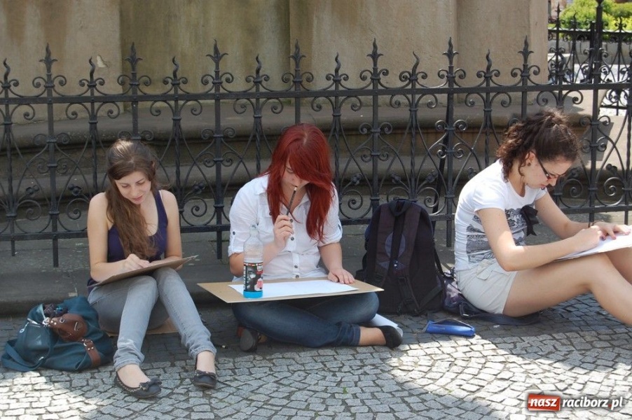 Zdjęcie w galerii na portalu naszraciborz.pl: Uczniowie liceum plastycznego w plenerze wiadomości z regionu