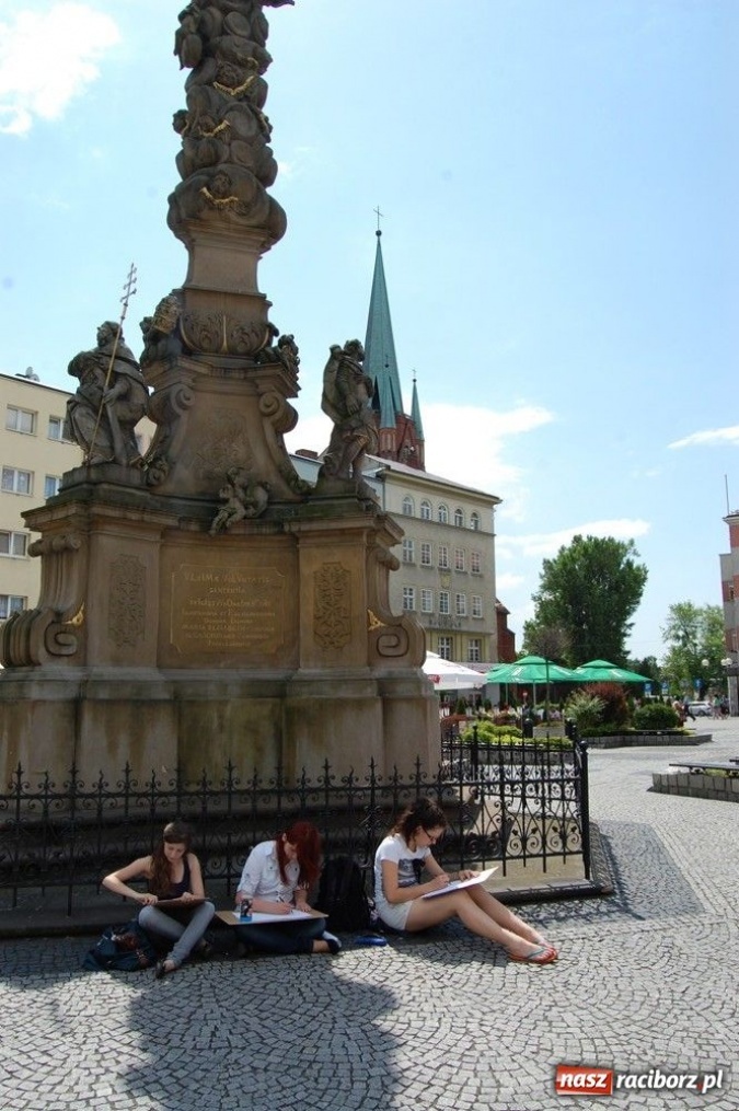 Zdjęcie w galerii na portalu naszraciborz.pl: Uczniowie liceum plastycznego w plenerze wiadomości z regionu