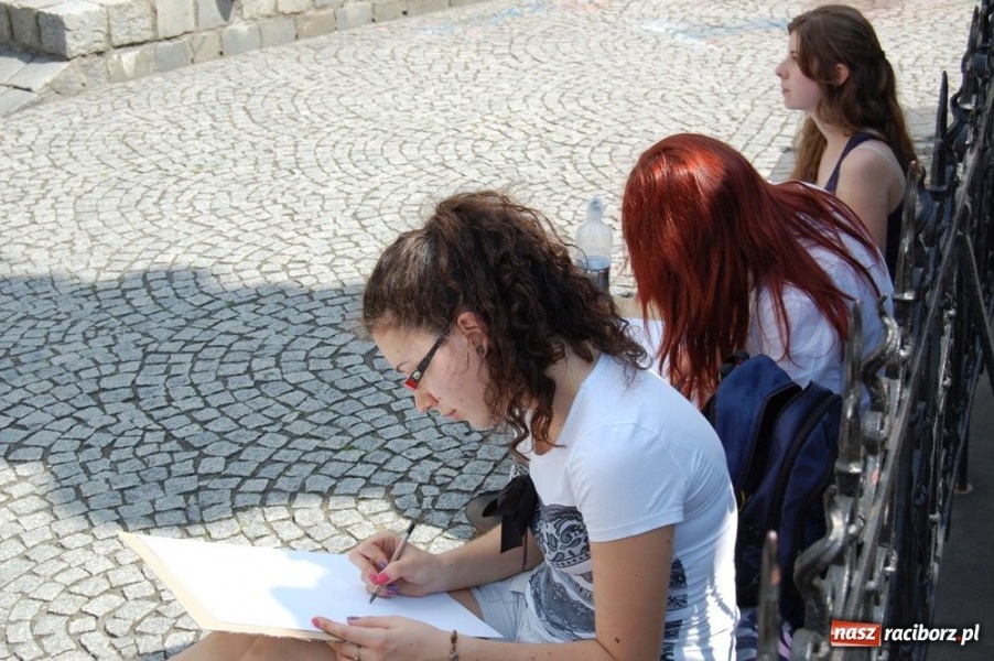 Zdjęcie w galerii na portalu naszraciborz.pl: Uczniowie liceum plastycznego w plenerze wiadomości z regionu