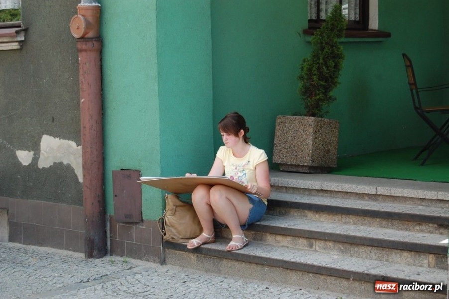 Zdjęcie w galerii na portalu naszraciborz.pl: Uczniowie liceum plastycznego w plenerze wiadomości z regionu