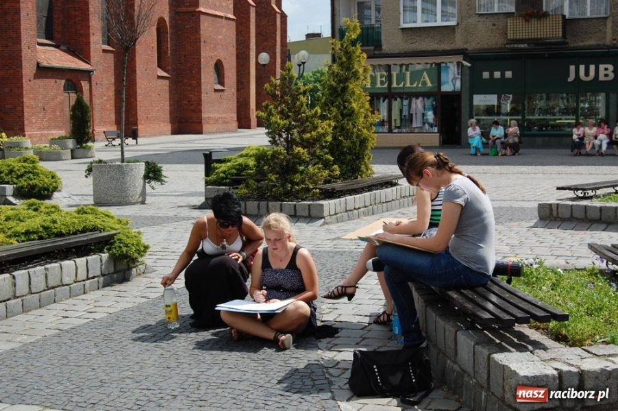 Zdjęcie w galerii na portalu naszraciborz.pl: Uczniowie liceum plastycznego w plenerze wiadomości z regionu