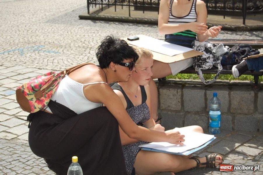 Zdjęcie w galerii na portalu naszraciborz.pl: Uczniowie liceum plastycznego w plenerze wiadomości z regionu