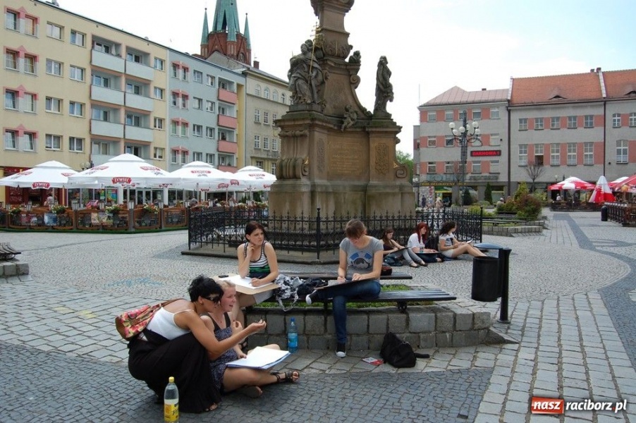 Zdjęcie w galerii na portalu naszraciborz.pl: Uczniowie liceum plastycznego w plenerze wiadomości z regionu