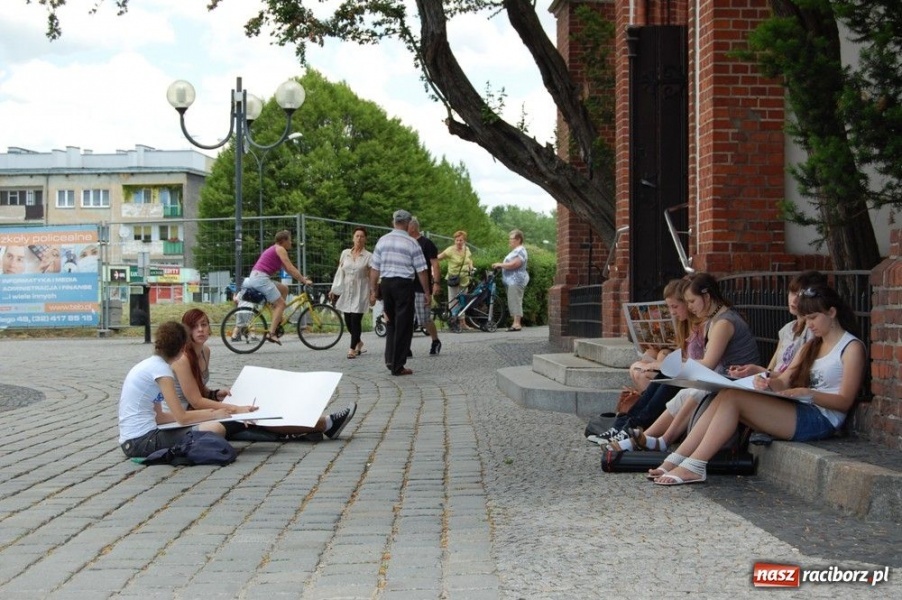 Zdjęcie w galerii na portalu naszraciborz.pl: Uczniowie liceum plastycznego w plenerze wiadomości z regionu