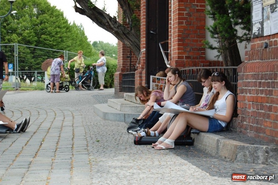 Zdjęcie w galerii na portalu naszraciborz.pl: Uczniowie liceum plastycznego w plenerze wiadomości z regionu