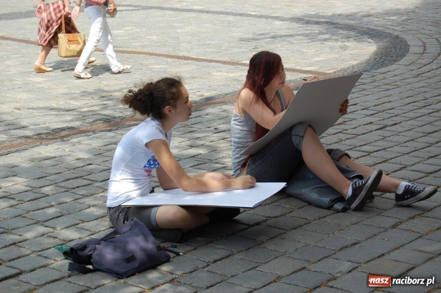 Zdjęcie w galerii na portalu naszraciborz.pl: Uczniowie liceum plastycznego w plenerze wiadomości z regionu