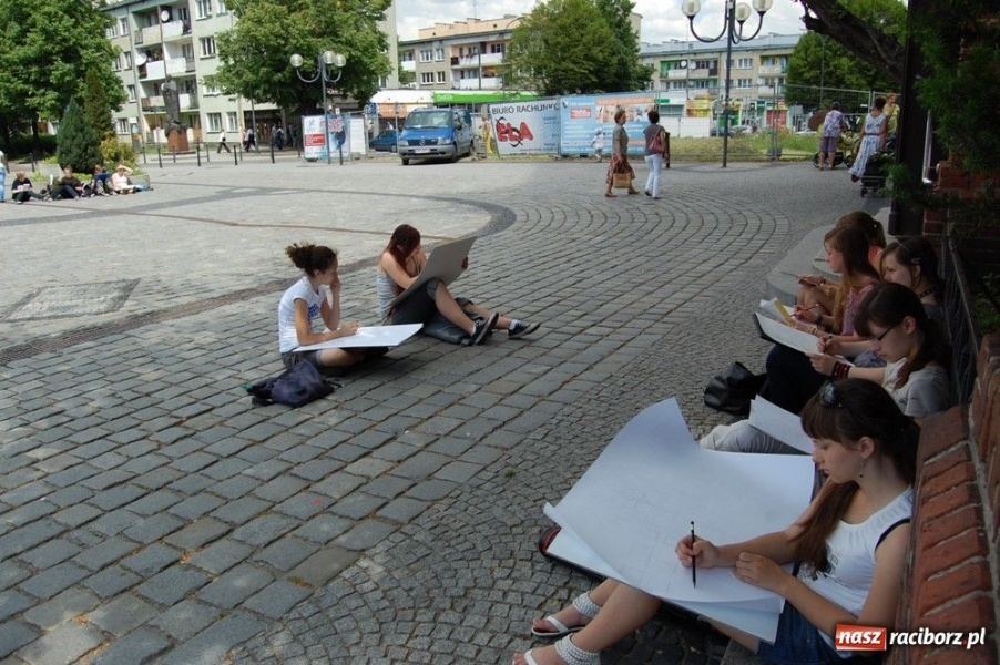 Zdjęcie w galerii na portalu naszraciborz.pl: Uczniowie liceum plastycznego w plenerze wiadomości z regionu