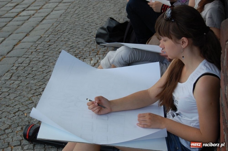 Zdjęcie w galerii na portalu naszraciborz.pl: Uczniowie liceum plastycznego w plenerze wiadomości z regionu