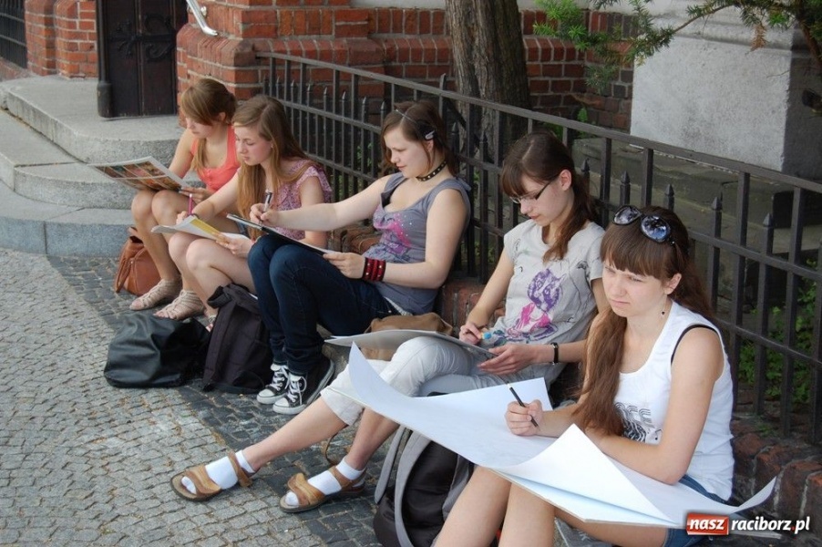 Zdjęcie w galerii na portalu naszraciborz.pl: Uczniowie liceum plastycznego w plenerze wiadomości z regionu