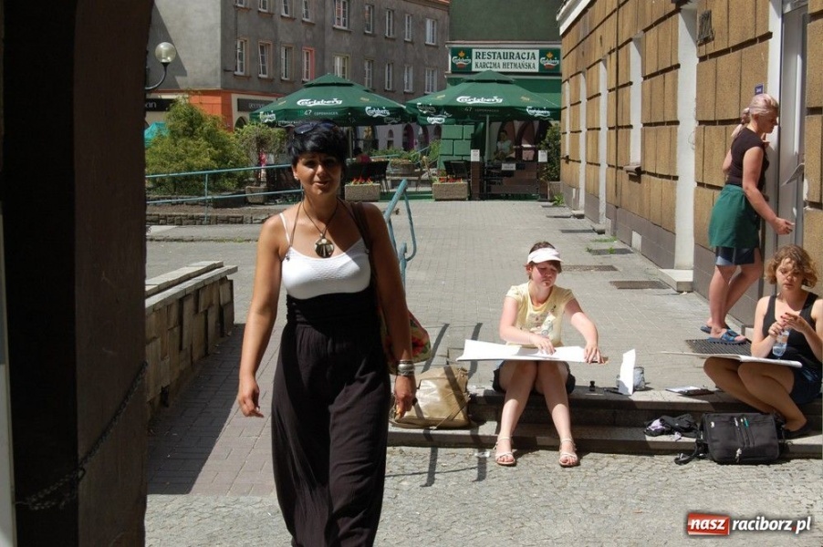 Zdjęcie w galerii na portalu naszraciborz.pl: Uczniowie liceum plastycznego w plenerze wiadomości z regionu