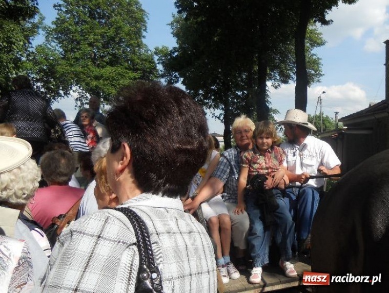 Zdjęcie w galerii na portalu naszraciborz.pl: Procesja ku czci św. Urbana w Kobyli wiadomości z regionu