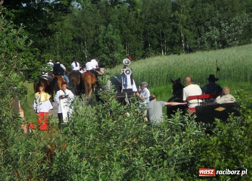 Zdjęcie w galerii na portalu naszraciborz.pl: Procesja ku czci św. Urbana w Kobyli wiadomości z regionu