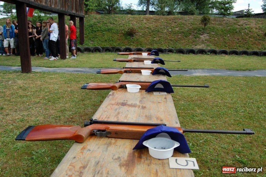 Zdjęcie w galerii na portalu naszraciborz.pl: Uczniowie strzelali na Łąkowej wiadomości z regionu