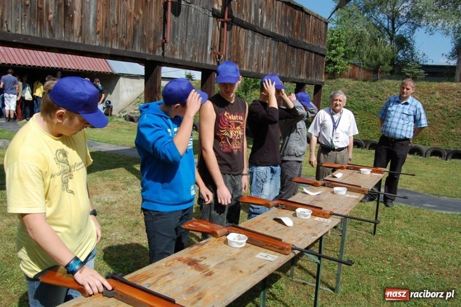 Zdjęcie w galerii na portalu naszraciborz.pl: Uczniowie strzelali na Łąkowej wiadomości z regionu