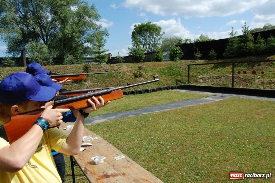 Zdjęcie w galerii na portalu naszraciborz.pl: Uczniowie strzelali na Łąkowej wiadomości z regionu