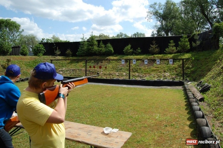 Zdjęcie w galerii na portalu naszraciborz.pl: Uczniowie strzelali na Łąkowej wiadomości z regionu