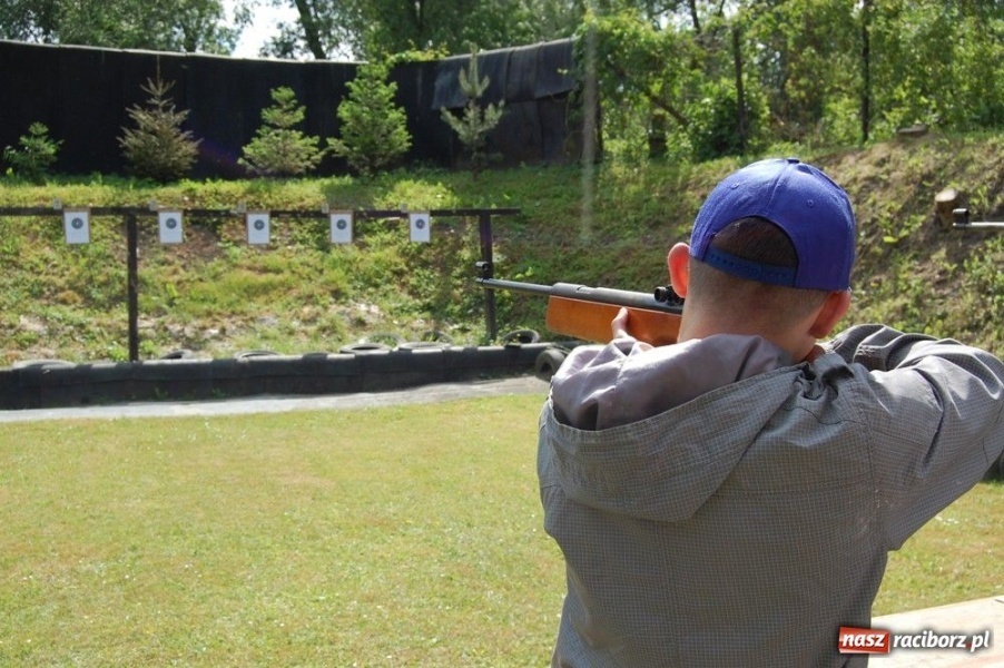 Zdjęcie w galerii na portalu naszraciborz.pl: Uczniowie strzelali na Łąkowej wiadomości z regionu