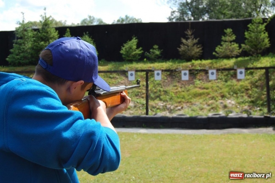 Zdjęcie w galerii na portalu naszraciborz.pl: Uczniowie strzelali na Łąkowej wiadomości z regionu