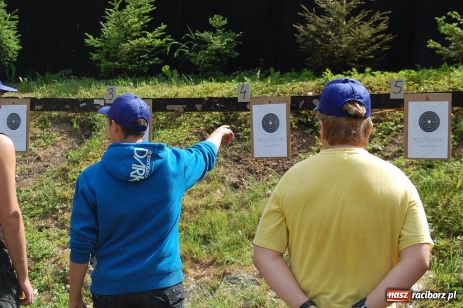 Zdjęcie w galerii na portalu naszraciborz.pl: Uczniowie strzelali na Łąkowej wiadomości z regionu